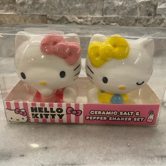 Hello Kitty Salt and Pepper Shakers - Picture 2 of 2